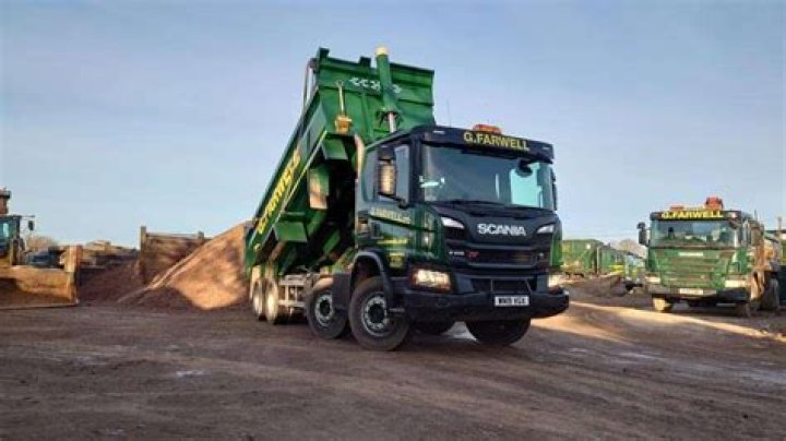 How wide is an 8 wheel lorry